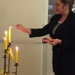 Patin Dorothee Thomanek entzündet die Kerze für die SI-Weltebene
