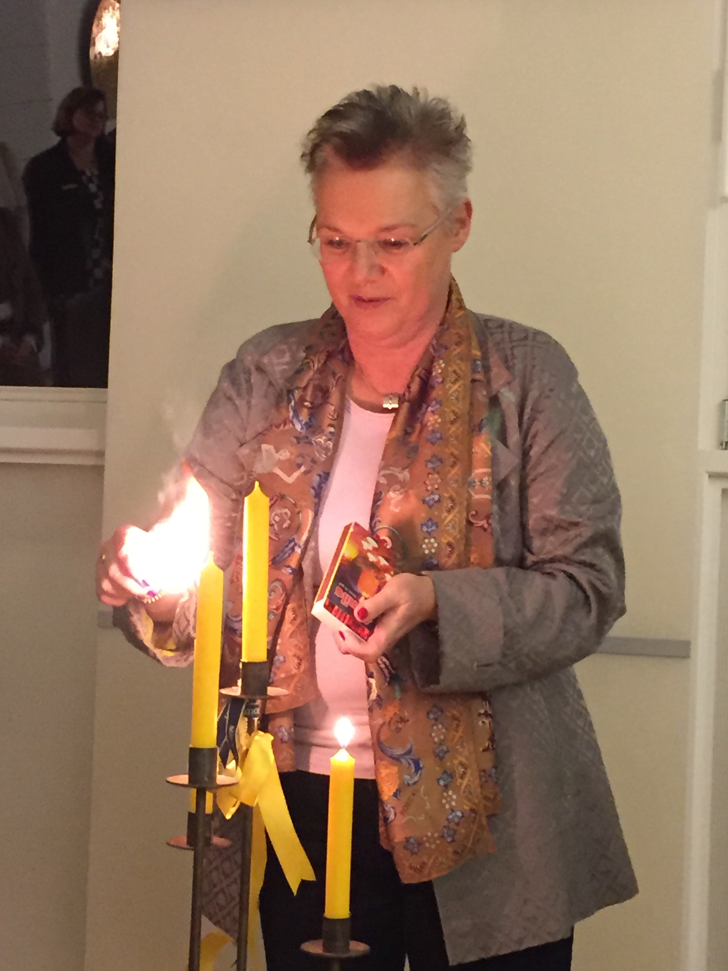 Susan Timman entzündet die Kerze für Deutschland-Ebene
